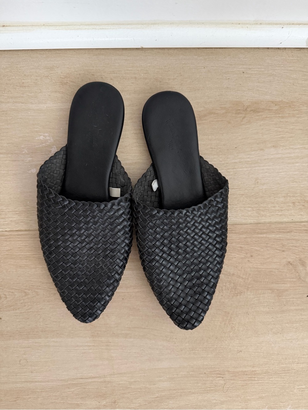 Universal Thread Black Woven Pointed Toe Slide
